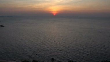 Okyanus üzerindeki renkli gün batımı manzarası, tatil konsepti 