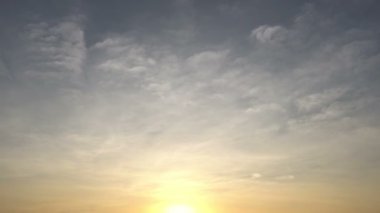 Okyanus üzerindeki renkli gün batımı manzarası, tatil konsepti 