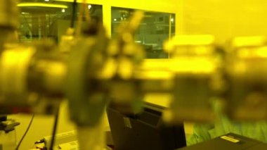 Laboratuvarda çalışan koruyucu toz kıyafeti giyen bilim adamları