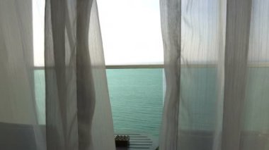 Gündüz vakti mavi sakin deniz manzarası