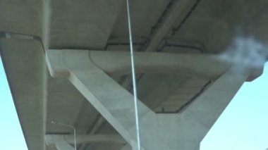 Gündüz vakti köprü altında araba sürmek