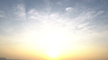 Okyanus üzerindeki renkli gün batımı manzarası, tatil konsepti 