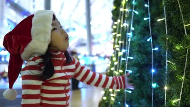 Retrato Linda Niña Asiática Con Sombrero Santa Posando Cerca Del — Vídeo de stock