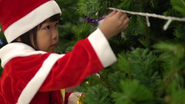 모자를 크리스마스 근처에 포즈를 취하고 귀여운 동양인 소녀의 — 비디오