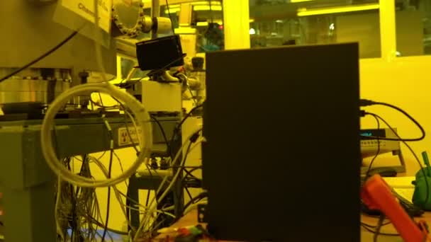 Oamenii Știință Care Poartă Costum Praf Protector Care Lucrează Laborator — Videoclip de stoc