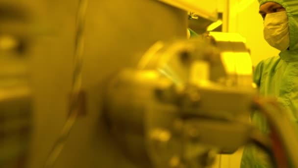 Вчені Які Носять Захисний Пиловий Костюм Працюють Лабораторії — стокове відео