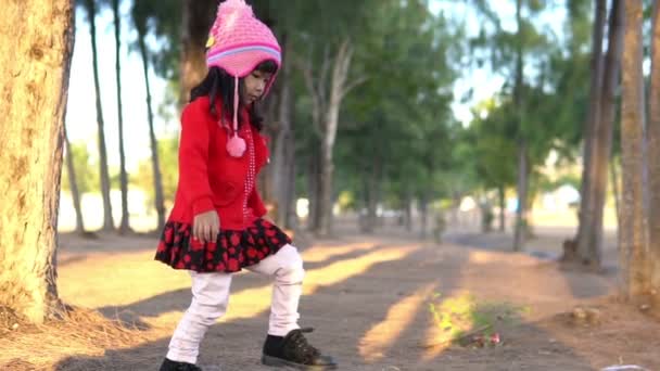 Портрет Милой Азиатской Маленькой Девочки Носить Зимнюю Одежду Лесу Парка — стоковое видео