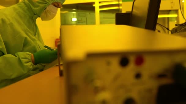 Científicos Con Traje Protector Contra Polvo Trabajando Laboratorio — Vídeo de stock
