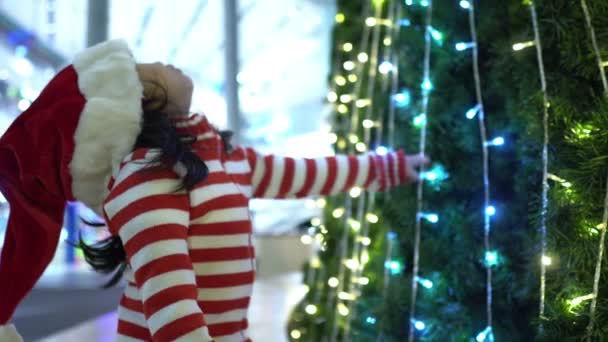 Retrato Linda Niña Asiática Con Sombrero Santa Posando Cerca Del — Vídeo de stock