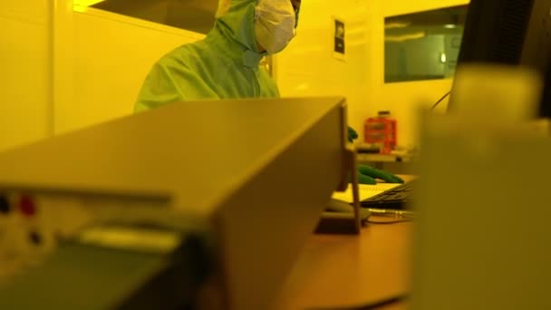 Cientistas Vestindo Roupa Protetora Contra Poeira Trabalhando Laboratório — Vídeo de Stock