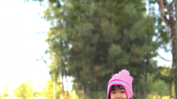 Portrait de mignonne asiatique petite fille porter des vêtements d'hiver à la forêt du parc