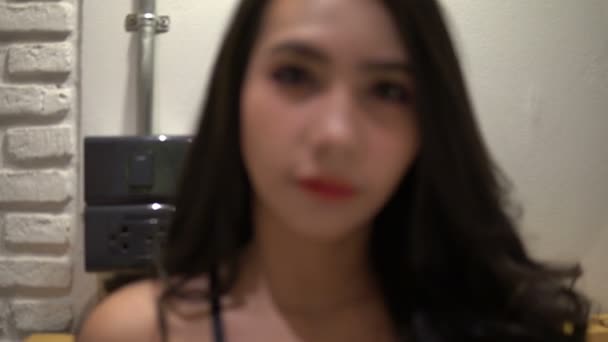 Asiático Jovem Mulher Posando Lingerie Casa — Vídeo de Stock