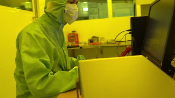 Ученые Защитном Пылезащитном Костюме Работают Лаборатории — стоковое видео