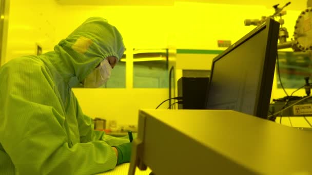 Ученые Защитном Пылезащитном Костюме Работают Лаборатории — стоковое видео