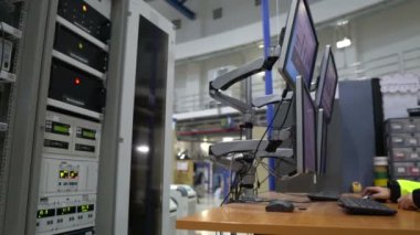 Elektrik mühendisi kadın kontrol odasındaki elektrik dağıtım kabinesinde voltajı kontrol ediyor.