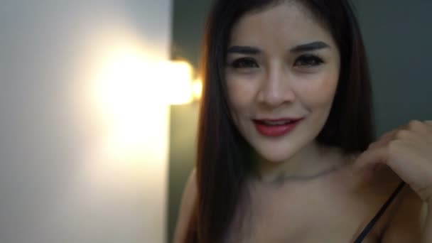 Evdeki Yatakta Çamaşırlarıyla Poz Veren Asyalı Genç Kadın — Stok video