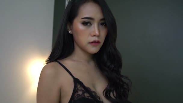 Asiatique Jeune Femme Posant Lingerie Sur Lit Maison — Video