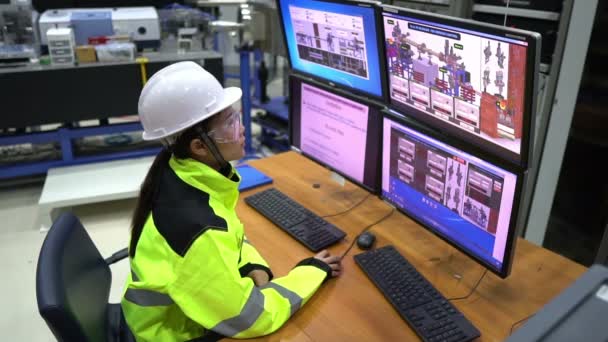 Elektrotechnicus Vrouw Controleert Spanning Bij Power Distribution Cabinet Controlekamer — Stockvideo