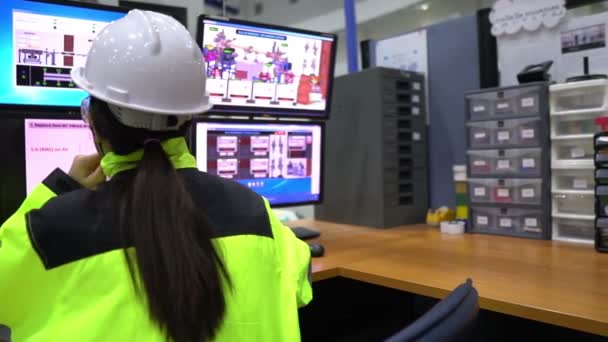 制御室で配電キャビネットの電圧をチェックする電気技師の女性 — ストック動画