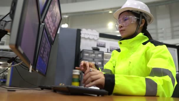 Engenheiro Elétrico Mulher Verificando Tensão Armário Distribuição Energia Sala Controle — Vídeo de Stock