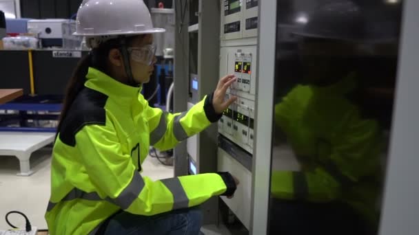 Engenheiro Elétrico Mulher Verificando Tensão Armário Distribuição Energia Sala Controle — Vídeo de Stock