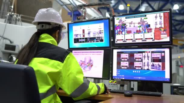 Ingeniera Eléctrica Mujer Comprobando Voltaje Gabinete Distribución Energía Sala Control — Vídeo de stock