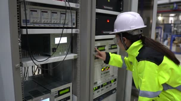 Engenheiro Elétrico Mulher Verificando Tensão Armário Distribuição Energia Sala Controle — Vídeo de Stock