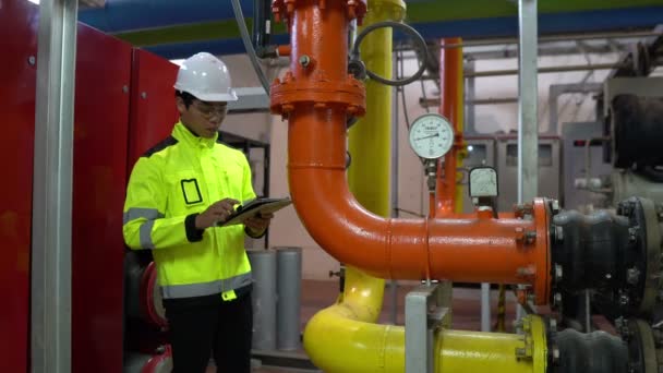 Ingeniero Asiático Que Usa Gafas Que Trabajan Sala Calderas Comprobación — Vídeo de stock