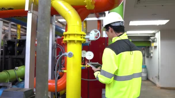 Ingeniero Asiático Que Usa Gafas Que Trabajan Sala Calderas Comprobación — Vídeo de stock