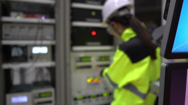 Elektrisk Ingenjör Kvinna Kontroll Spänning Power Distribution Skåp Kontrollrummet — Stockvideo