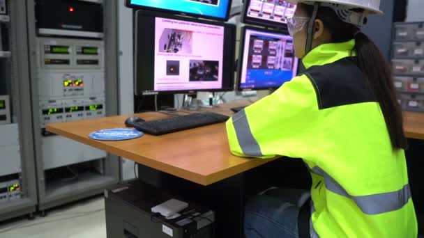 Elektrotechnicus Vrouw Controleert Spanning Bij Power Distribution Cabinet Controlekamer — Stockvideo