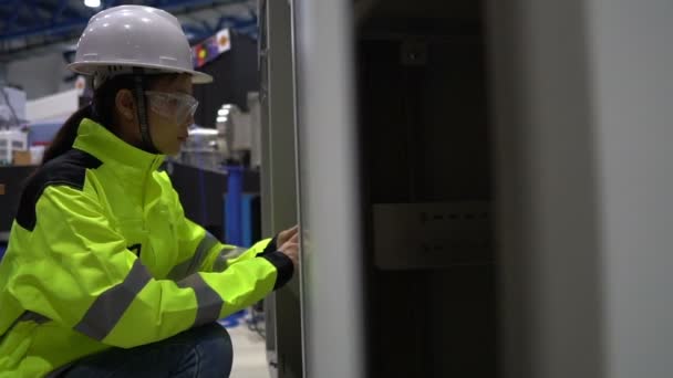 制御室で配電キャビネットの電圧をチェックする電気技師の女性 — ストック動画