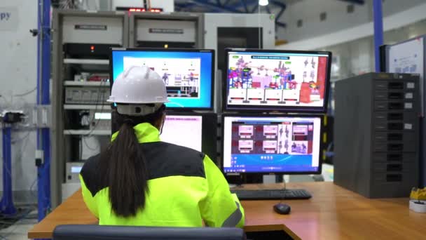 Ingeniera Eléctrica Mujer Comprobando Voltaje Gabinete Distribución Energía Sala Control — Vídeo de stock