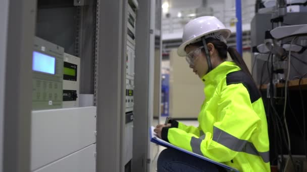 Engenheiro Elétrico Mulher Verificando Tensão Armário Distribuição Energia Sala Controle — Vídeo de Stock