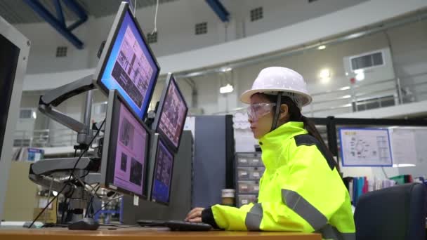 Engenheiro Elétrico Mulher Verificando Tensão Armário Distribuição Energia Sala Controle — Vídeo de Stock