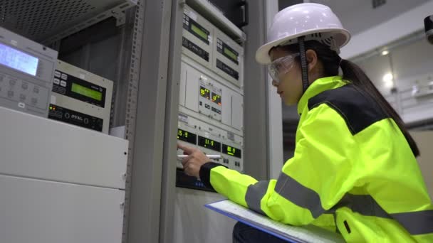Ingeniera Eléctrica Mujer Comprobando Voltaje Gabinete Distribución Energía Sala Control — Vídeos de Stock