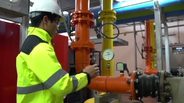 Ingeniero Asiático Que Usa Gafas Que Trabajan Sala Calderas Comprobación — Vídeo de stock