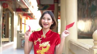 Cheongsam elbisesi içinde güzel bir Asyalı kadın portresi, Mutlu Çin yeni yılı konsepti