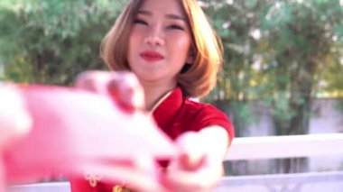 Cheongsam elbisesi içinde güzel bir Asyalı kadın portresi, Mutlu Çin yeni yılı konsepti