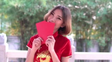 Cheongsam elbisesi içinde güzel bir Asyalı kadın portresi, Mutlu Çin yeni yılı konsepti