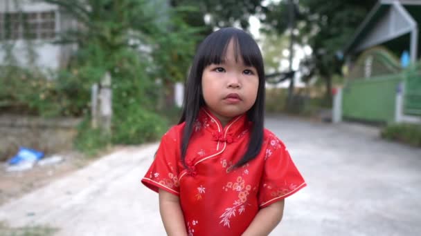 Porträtt Vacker Asiatisk Liten Flicka Cheongsam Klänning Happy Chinese Nyårskoncept — Stockvideo