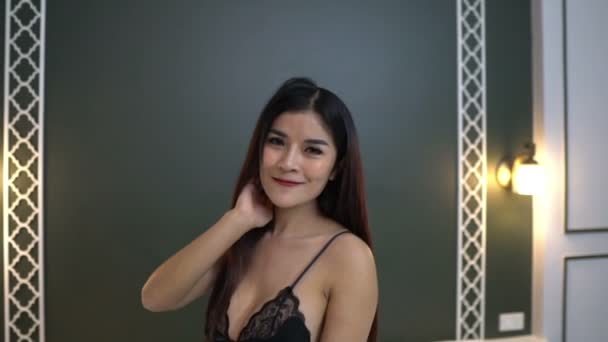 Çamaşırlı Güzel Asyalı Kadın Yatak Odasında Poz Veriyor — Stok video