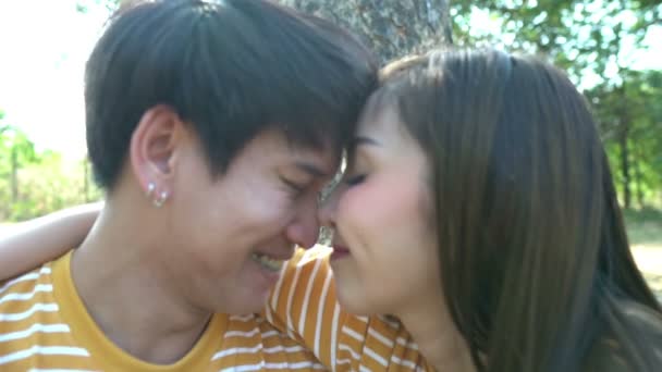 若いアジアのカップルが森の中で一緒に時間を過ごす — ストック動画
