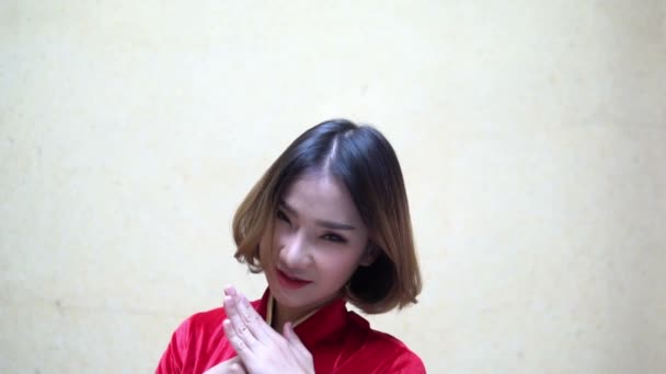 Портрет Красивая Азиатская Женщина Платье Cheongsam Счастливый Китайский Новый Год — стоковое видео