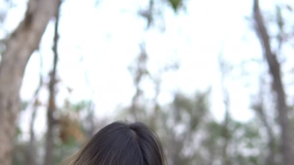 Самотня Азіатська Жінка Сидить Сама Парку Вдень — стокове відео