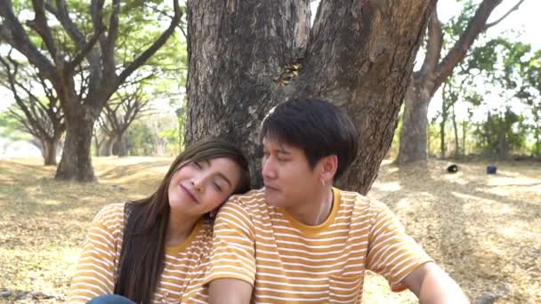若いアジアのカップルが森の中で一緒に時間を過ごす — ストック動画