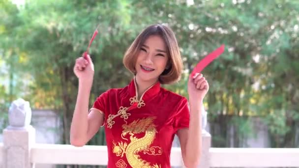 Портрет Красивая Азиатская Женщина Платье Cheongsam Счастливый Китайский Новый Год — стоковое видео