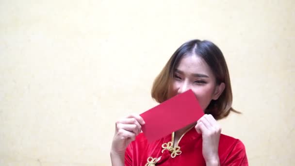 Cheongsam Elbisesi Içinde Güzel Bir Asyalı Kadın Portresi Mutlu Çin — Stok video