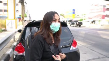 Koronavirüsü korumak için Asyalı gezgin kadın maske takıyor.