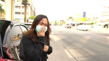Koronavirüsü korumak için Asyalı gezgin kadın maske takıyor.